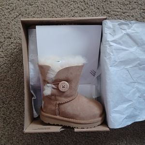 New in Box Size 6 ugg Bailey Button Boot
